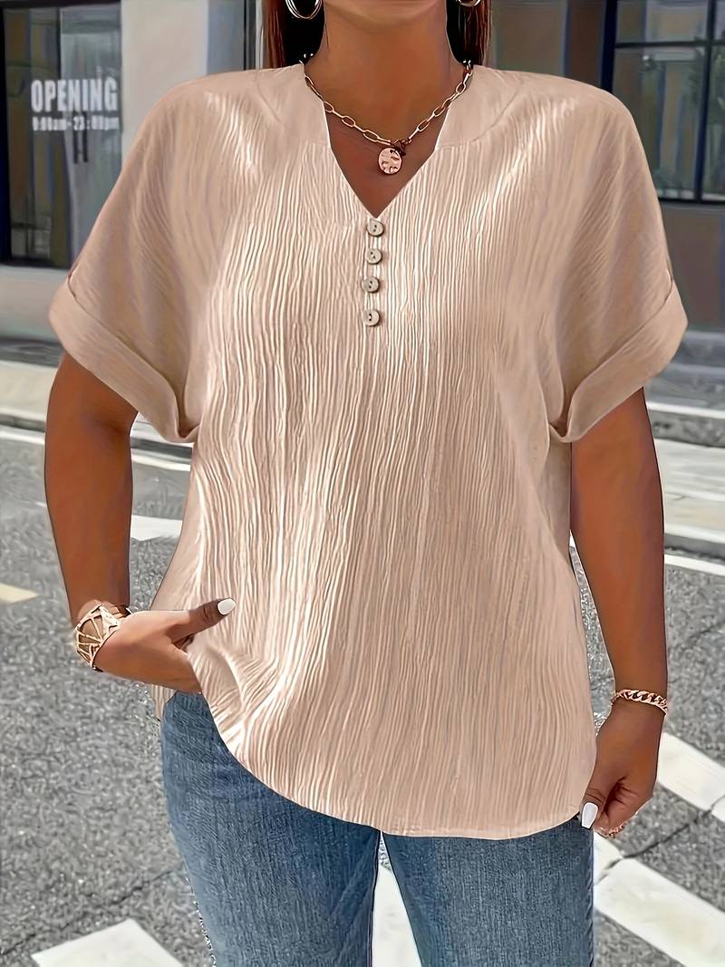 Haut à manches courtes texturé à col en V et boutons décoratifs pour femme grande taille