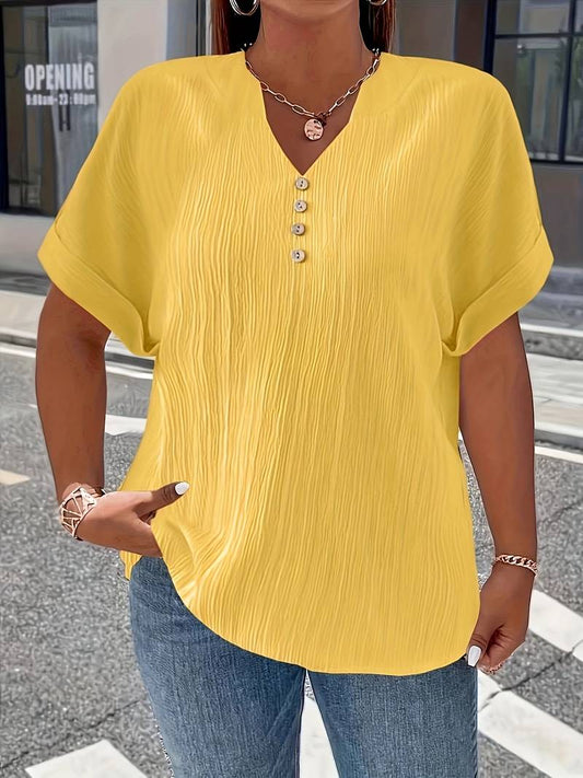Haut à manches courtes texturé à col en V et boutons décoratifs pour femme grande taille
