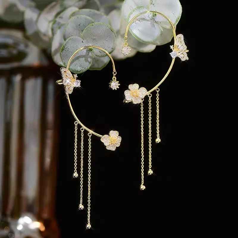 Boucles d'oreilles pendantes papillon Ă pompon et zircon