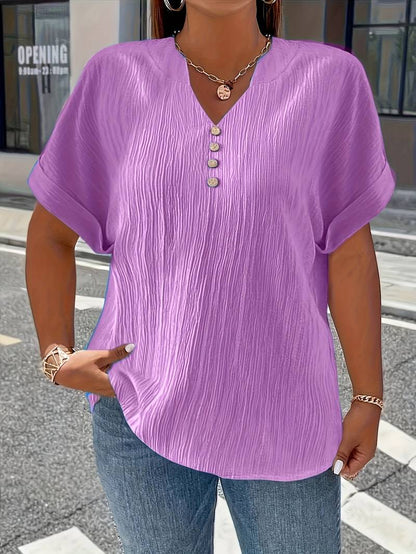 Haut à manches courtes texturé à col en V et boutons décoratifs pour femme grande taille
