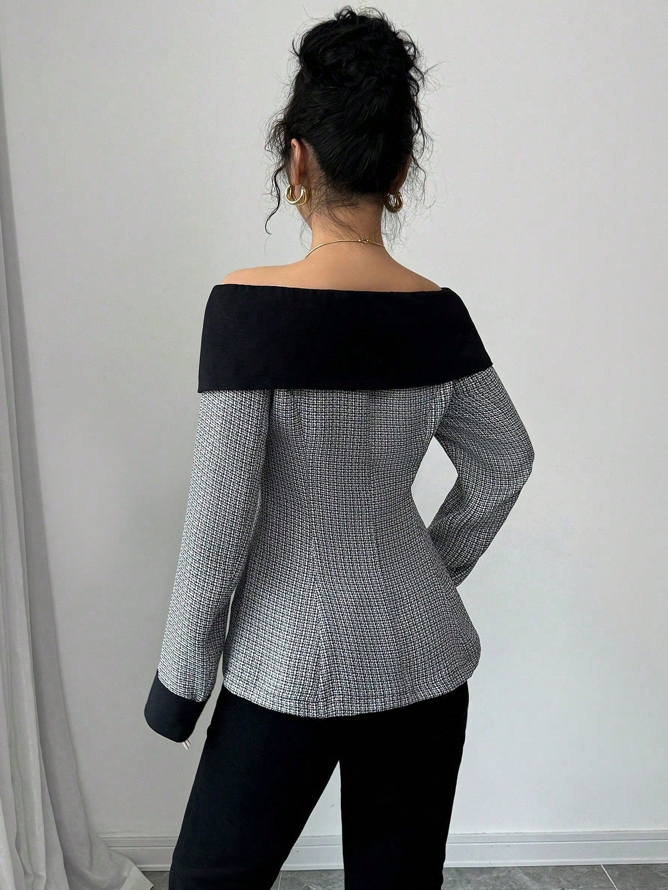 Veste Minimaliste À Épaules Dénudées Et Col V