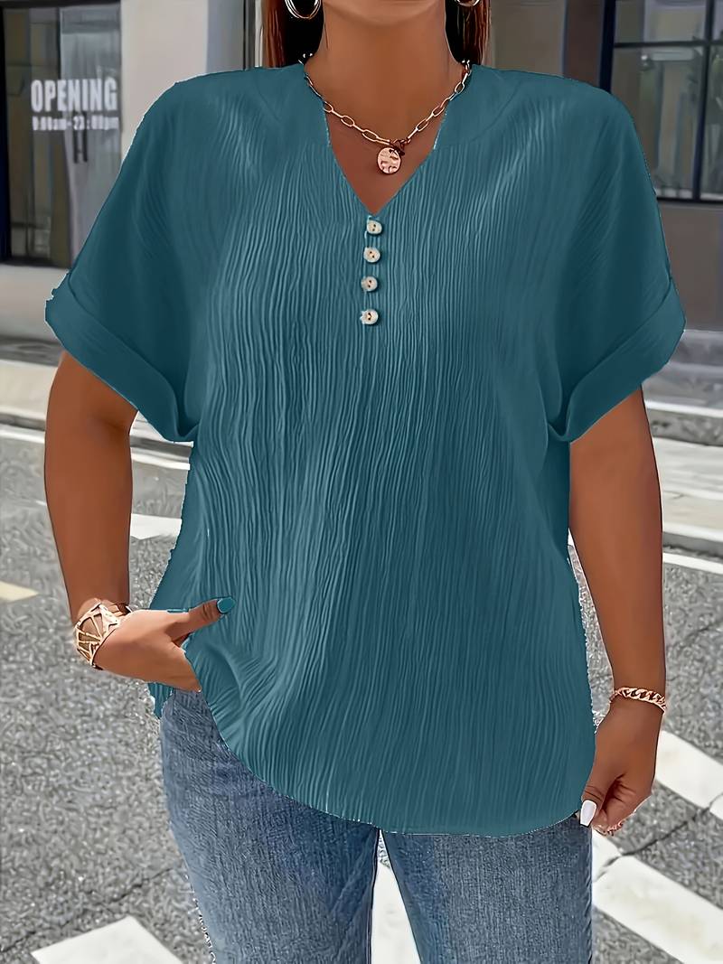 Haut à manches courtes texturé à col en V et boutons décoratifs pour femme grande taille