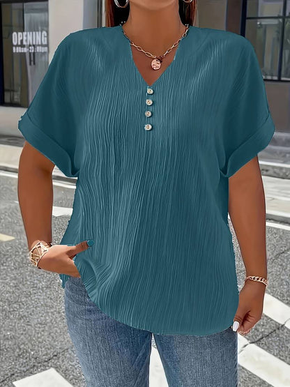 Haut à manches courtes texturé à col en V et boutons décoratifs pour femme grande taille
