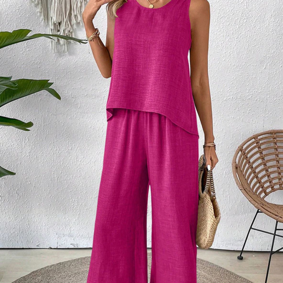 Un ensemble composé d'un haut sans manches et d'un pantalon large