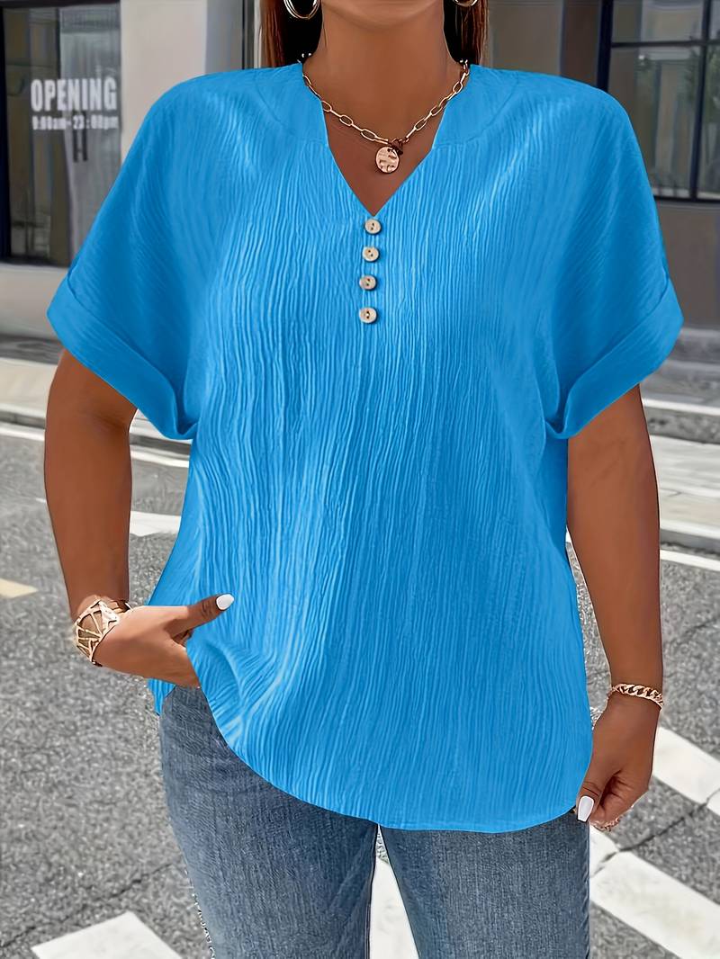Haut à manches courtes texturé à col en V et boutons décoratifs pour femme grande taille