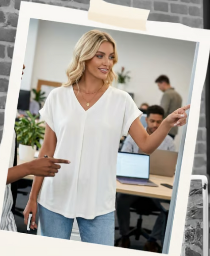 T-shirt décontracté à col en V avec détail texturé au dos pour femme