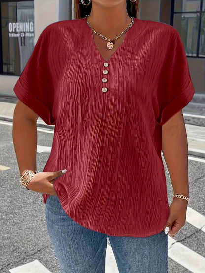 Haut à manches courtes texturé à col en V et boutons décoratifs pour femme grande taille