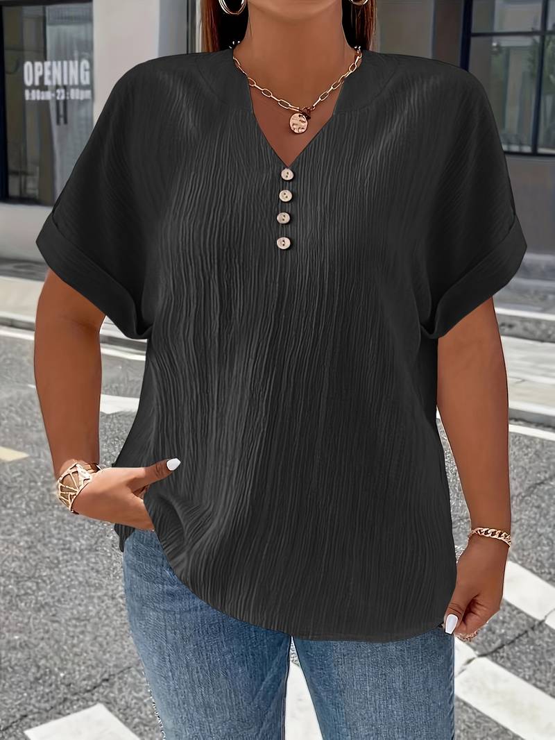 Haut à manches courtes texturé à col en V et boutons décoratifs pour femme grande taille