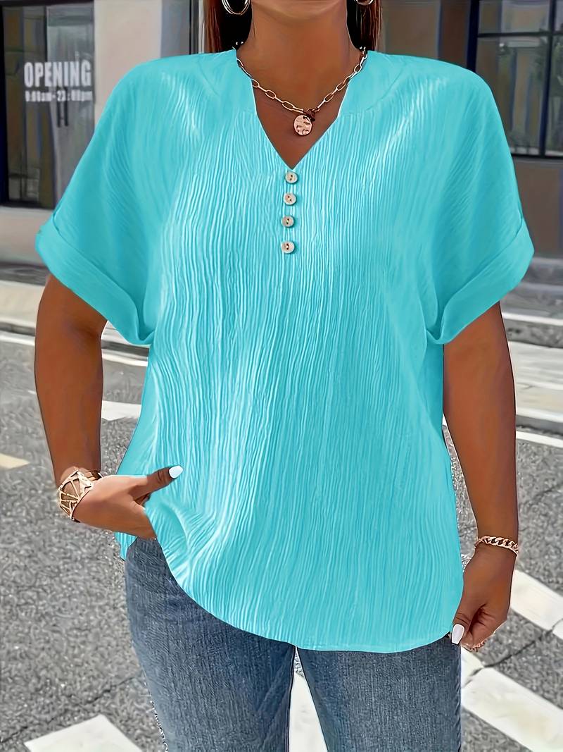 Haut à manches courtes texturé à col en V et boutons décoratifs pour femme grande taille