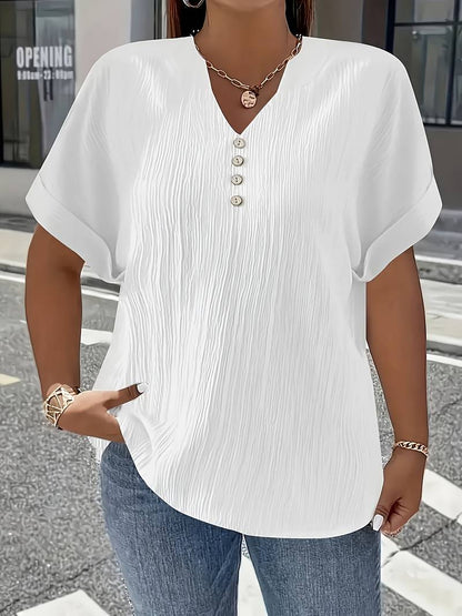 Haut à manches courtes texturé à col en V et boutons décoratifs pour femme grande taille